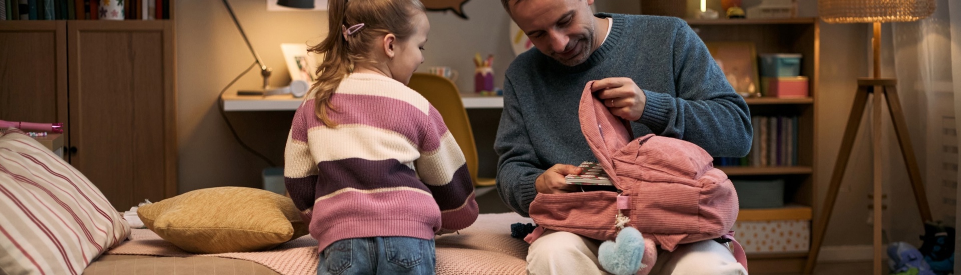 Kind maakt samen met papa boekentas weer in schoolritme 