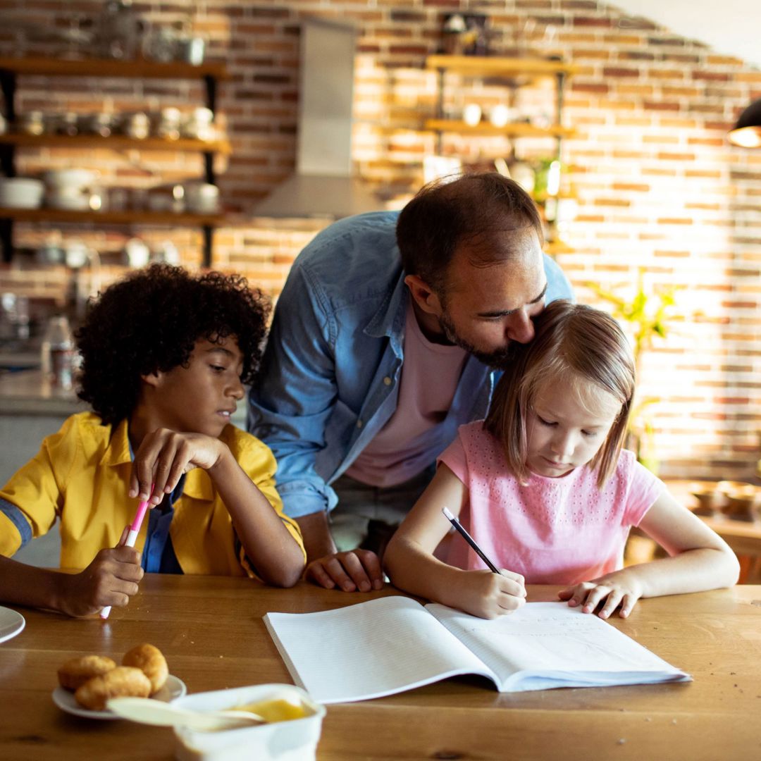 Pluskind Centraal Vraag Naar Aangepaste Wetgeving Pluspapa Met Kinderen Huiswerk Tafel
