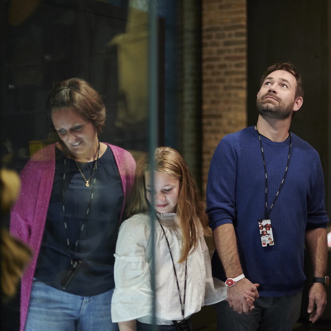 Ouders met kind in museum bezoeken tentoonstellingen in het voorjaar