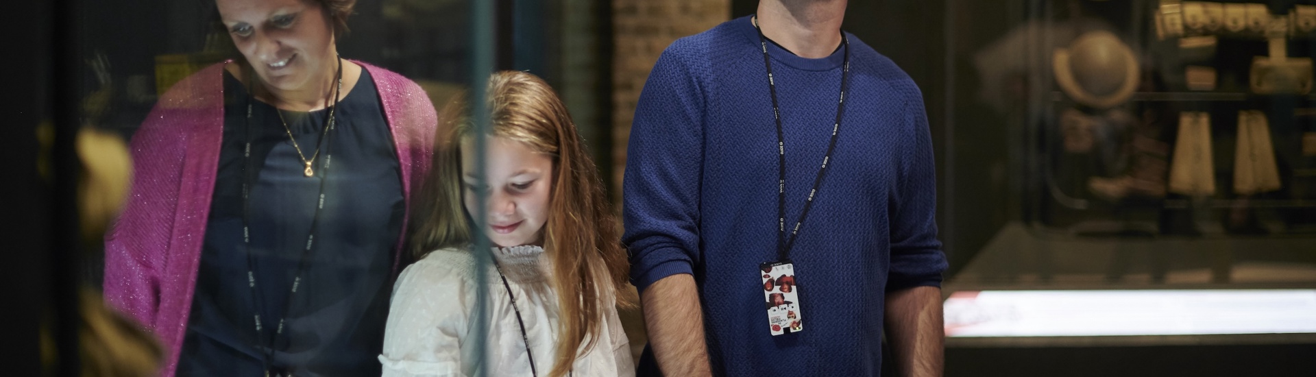 Ouders met kind in museum bezoeken tentoonstellingen in het voorjaar