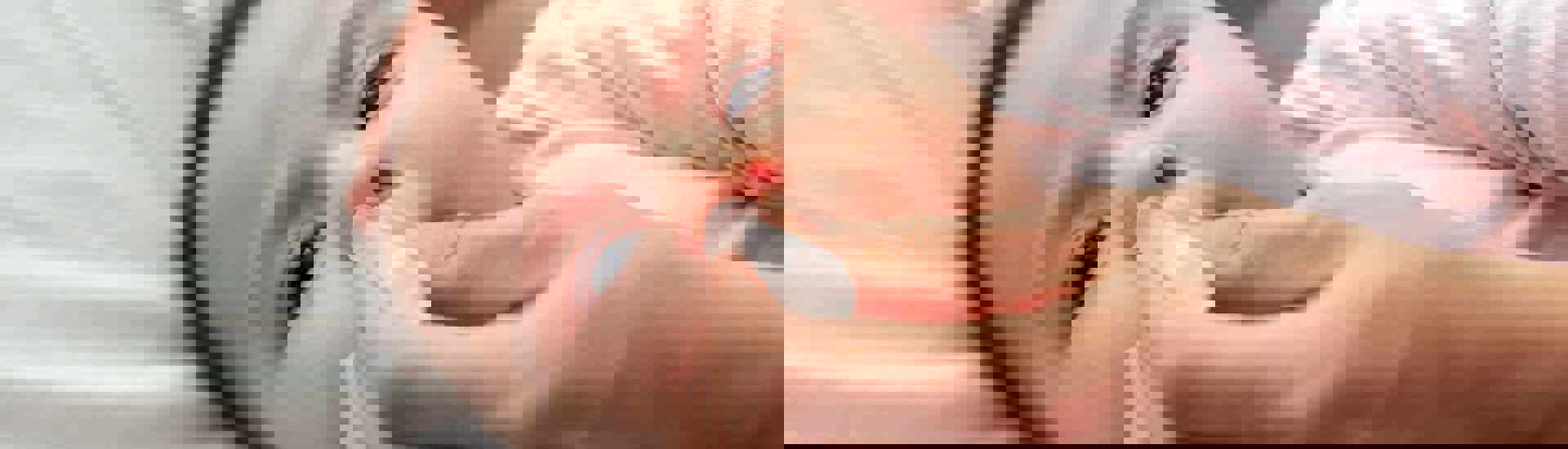 Baby met verkoudheid krijgt druppels in neus