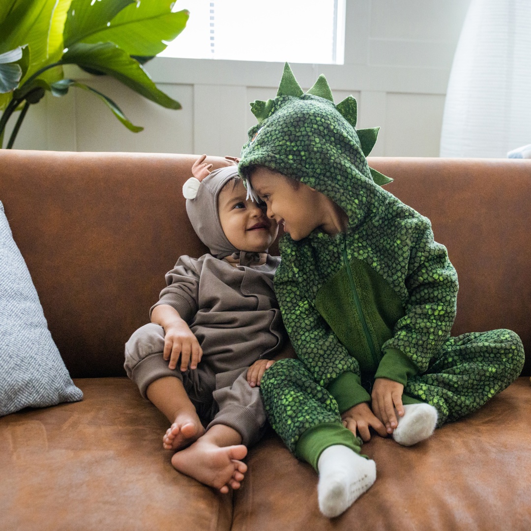 Twee kinderen verkleden onesie: carnaval op school