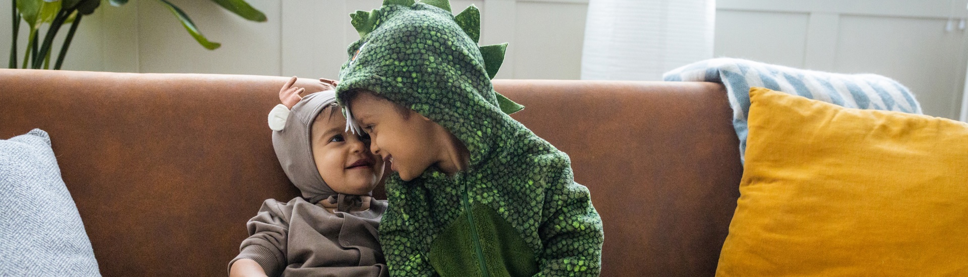 Twee kinderen verkleden onesie: carnaval op school