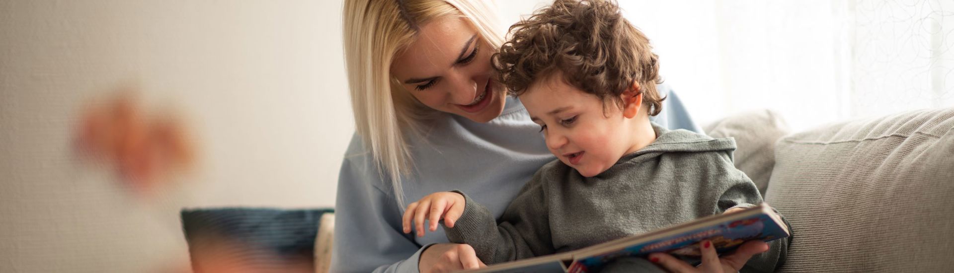 Geef Een Prentenboek Cadeau Vrouw Kind Boek Voorlezen Zetel