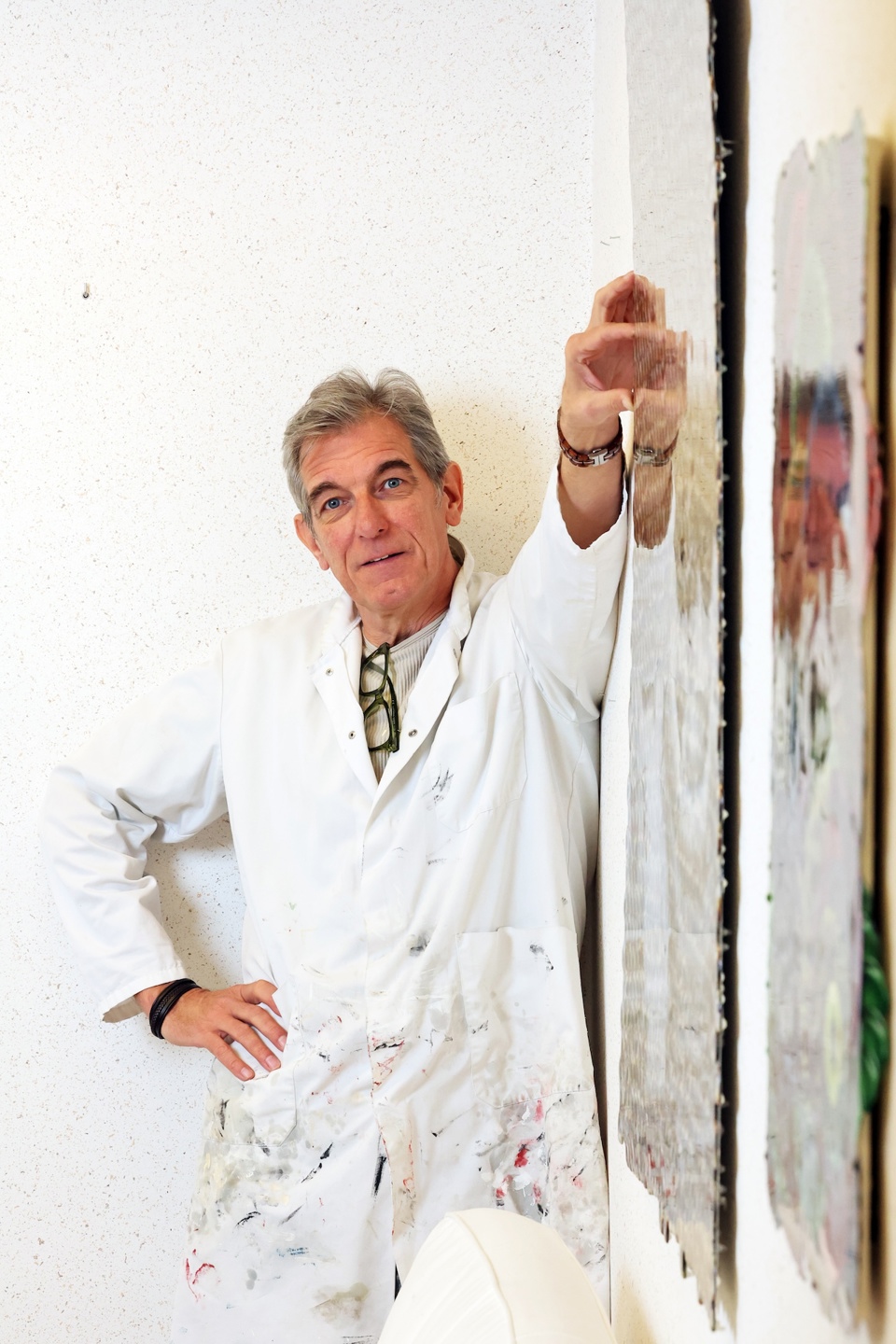 Bekende opa en kunstenaar Rob Vanoudenhoven met kunstwerk