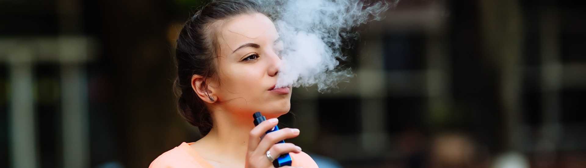 Vapen Bij Tieners Tienermeisje Met Vape