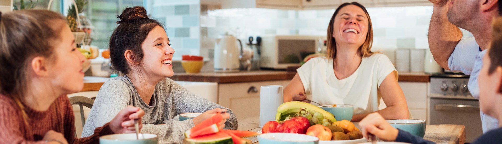 Eetgewoonten Van Tieners Gezin Aan Tafel Fruit