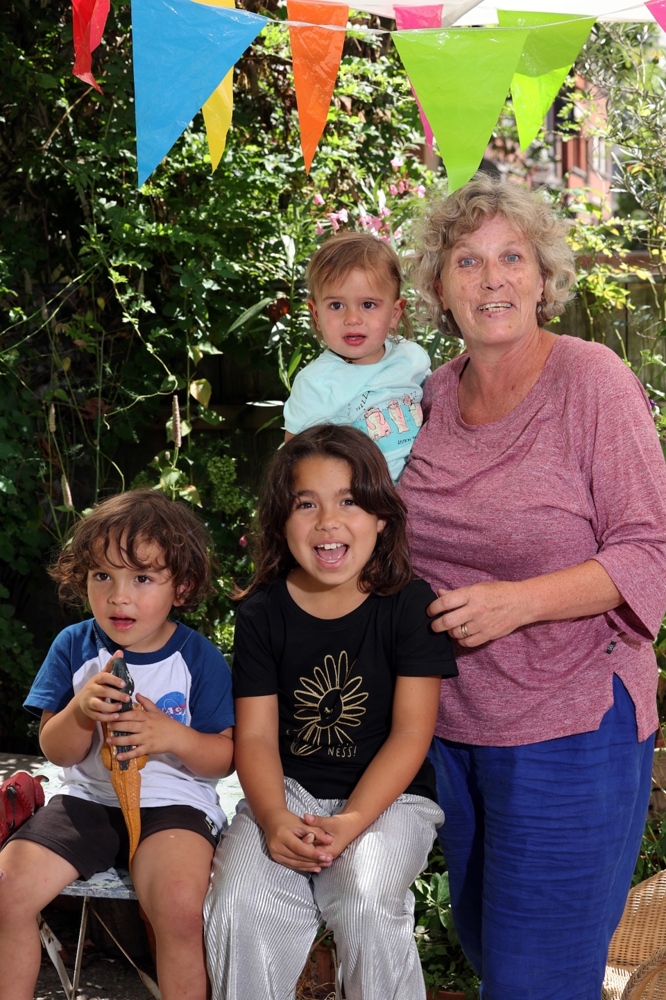 Oma Anouk met kleinkinderen In Het Buitenland