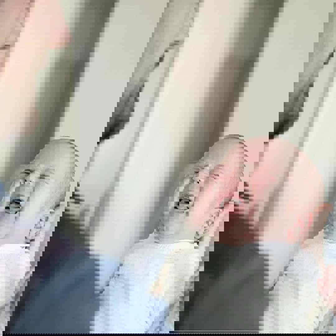 Papa draagt huilende baby