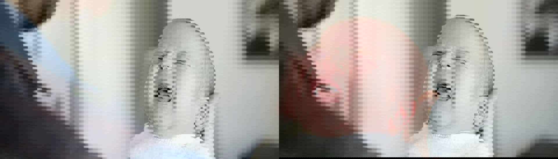 Papa draagt huilende baby