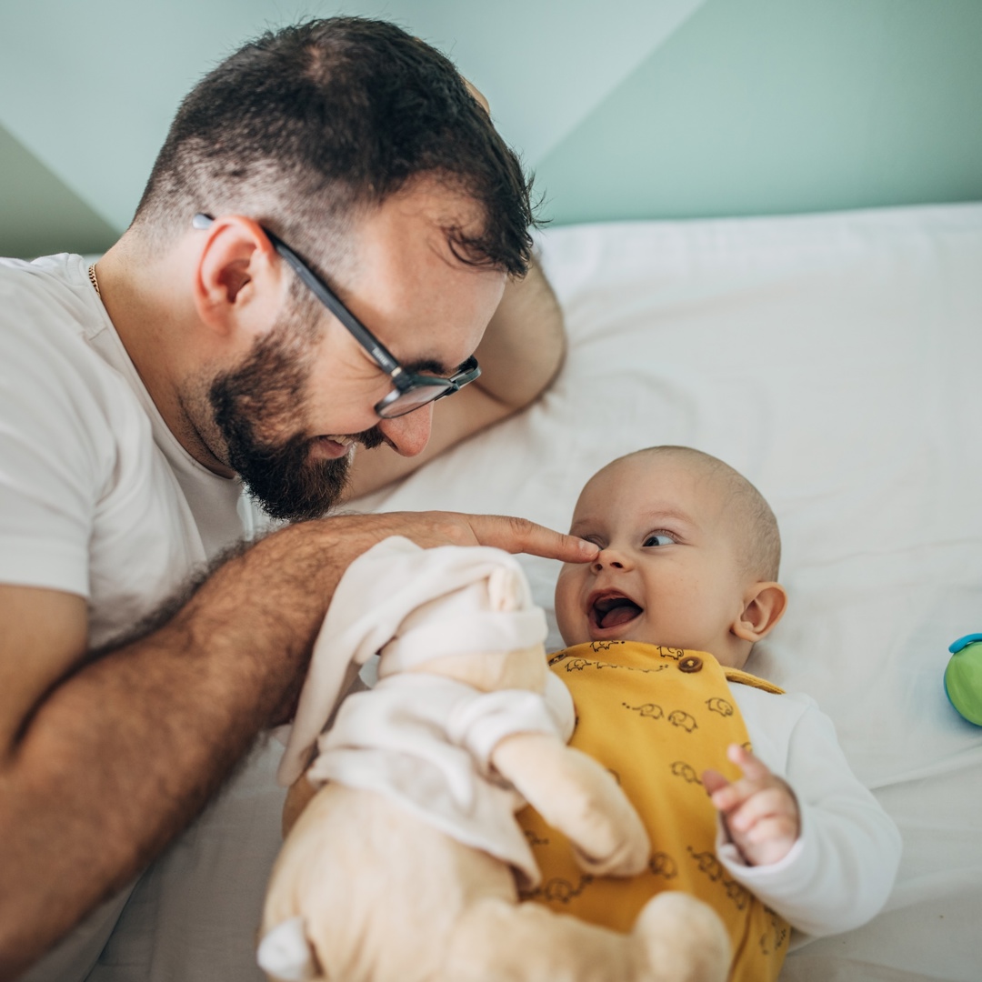 Verlof Voor Ouders Papa Speelt Met Baby