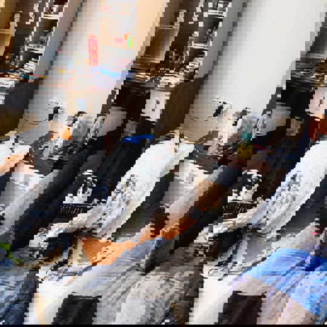 Tiener in kamer met rommel: tieners en opruimen