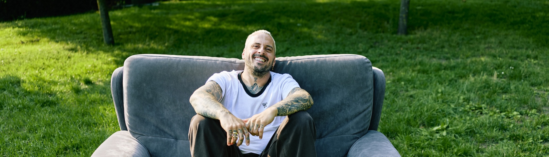 Rapper Zwangere Guy op een zetel in de tuin