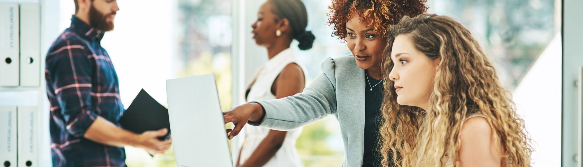 Eerste Werkervaring Met Collega Aan Computer