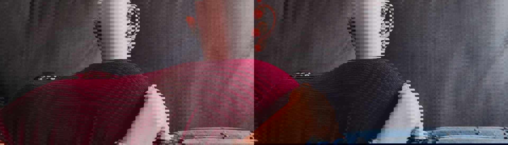 Zwangere vrouw ligt in de zetel: zo word je bewust alleenstaande moeder
