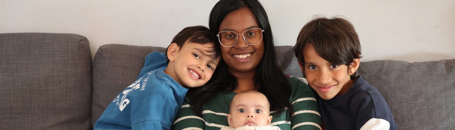 Jonge mama Laila met haar kinderen: uitdagingen van het ouderschap