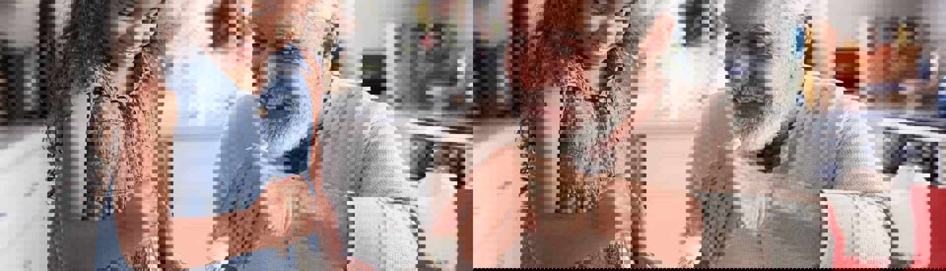 Opa bakt cake met kleinkind: huis kindproof