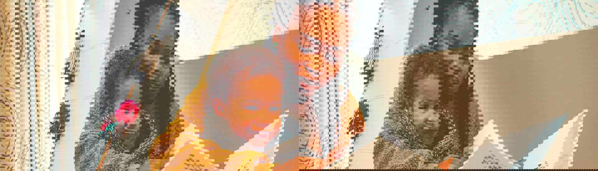 Ouder en kind lezen inclusief kinderboek van Cargo Confetti