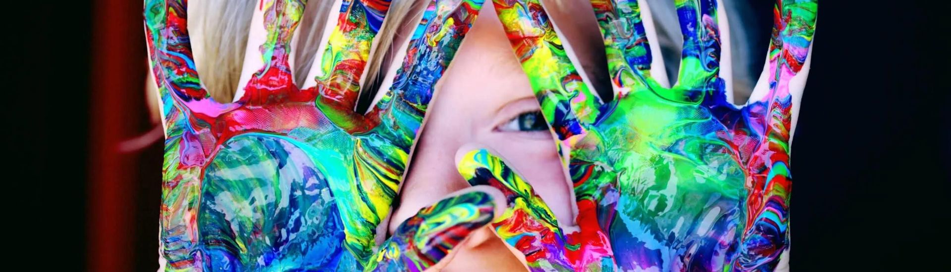 Kind met verfhanden: Gezinsbarometer Naschoolse Opvang