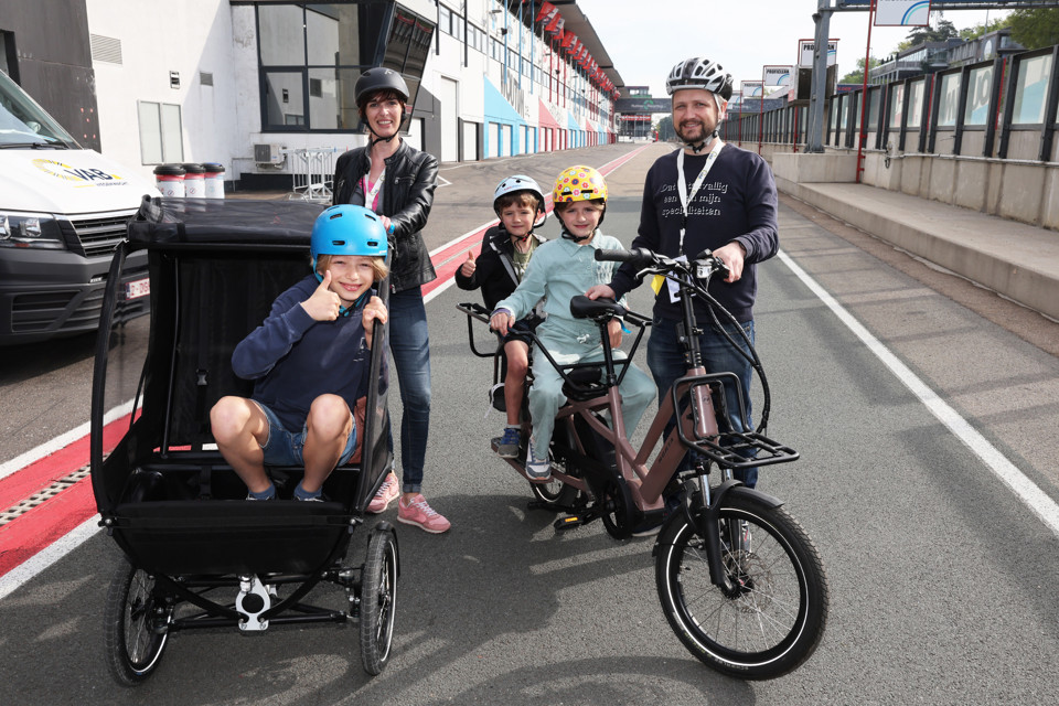 Cargofiets van het jaar - gezin met longtail en bakfiets