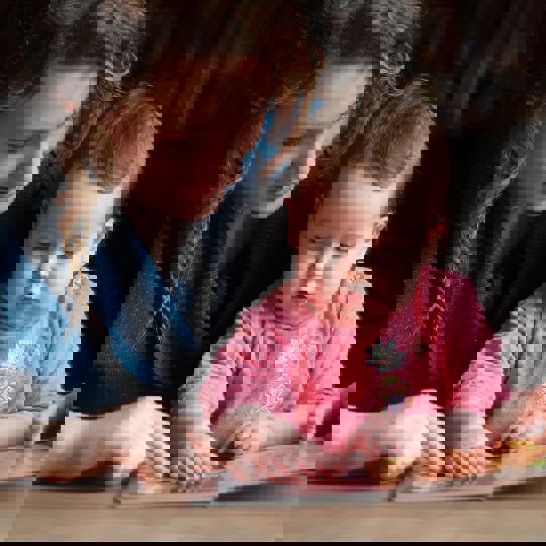 Mama en peuter lezen samen: ontdek Boekstart