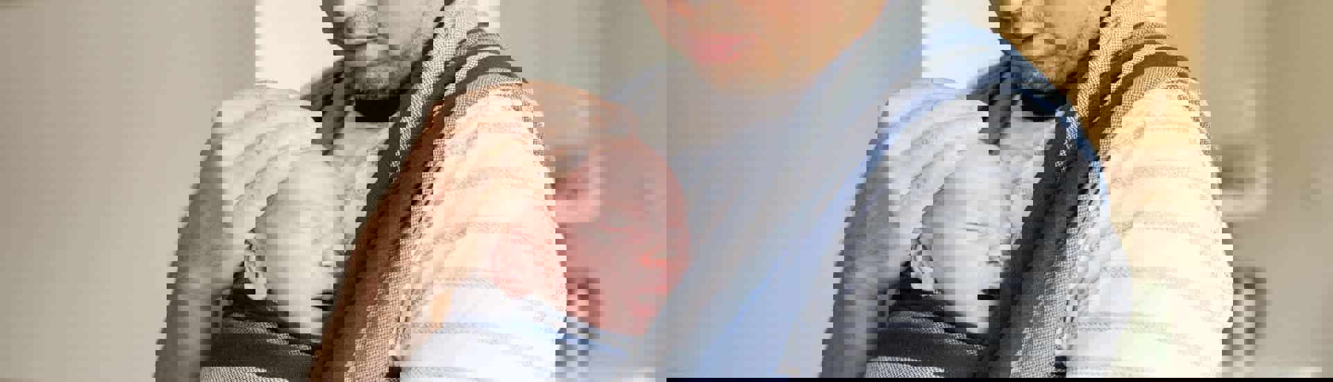 Kindjes dragen draagdoek