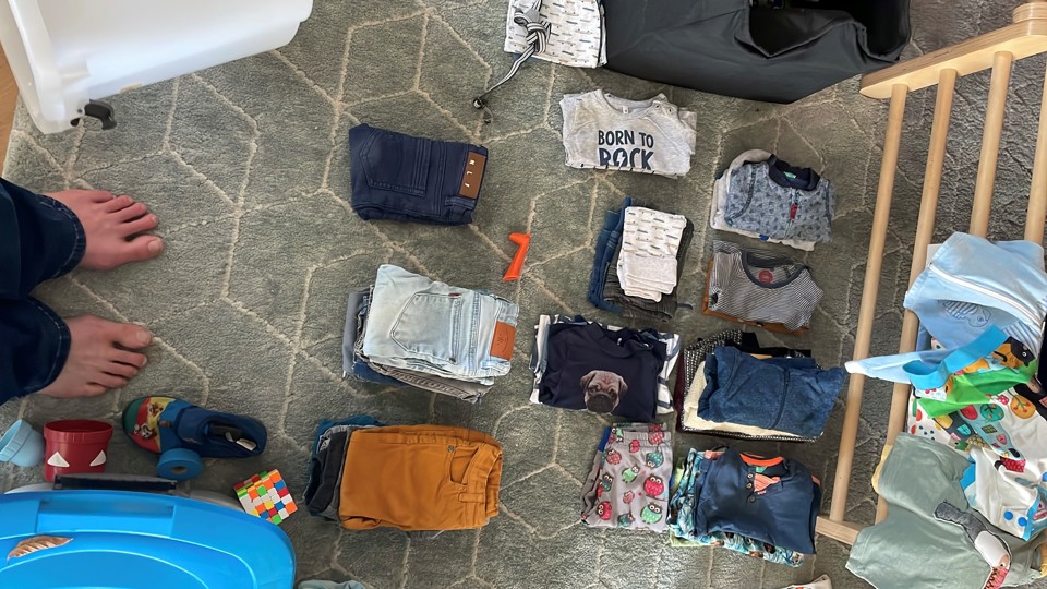 Tweedehandsbeurs Kinderkledij Sorteren Stapels Kleren Rien