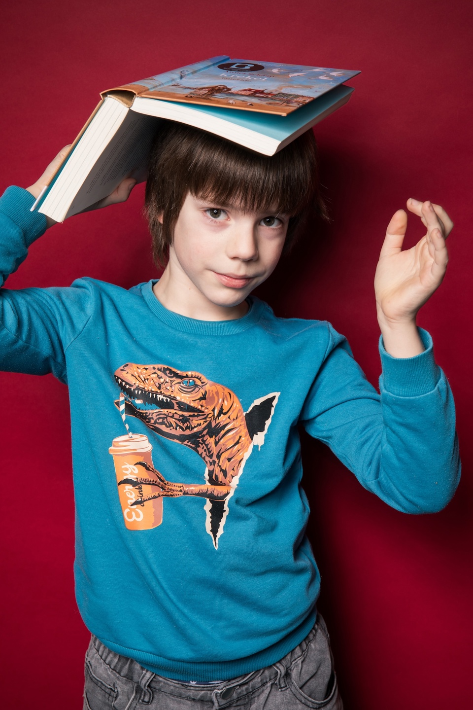 Raphaël leest boek Krekel voor de leesclub