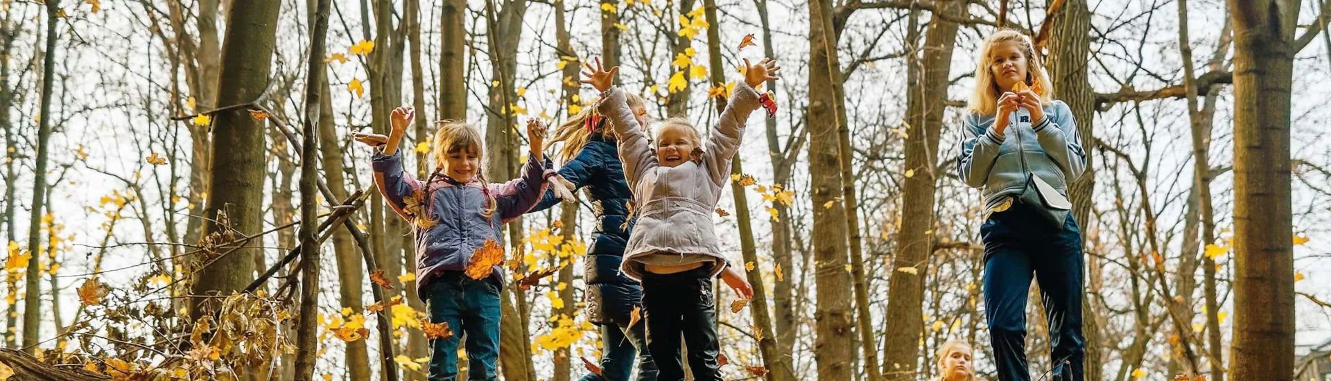 Kinderen spelen buiten in de herfst: 5 leuke activiteiten
