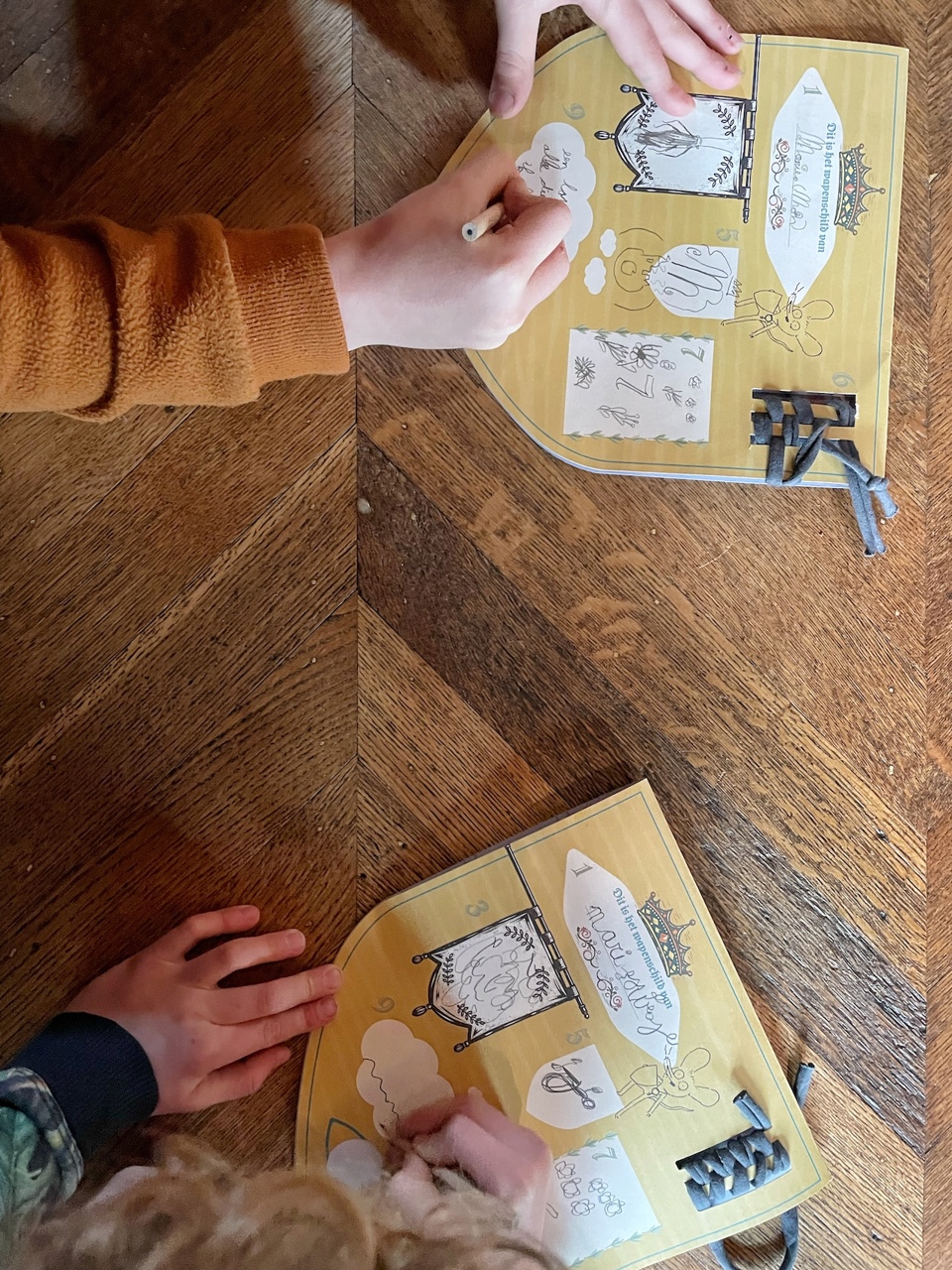 Kinderhanden met Wapenschild zoektocht Kasteel Van Gaasbeek