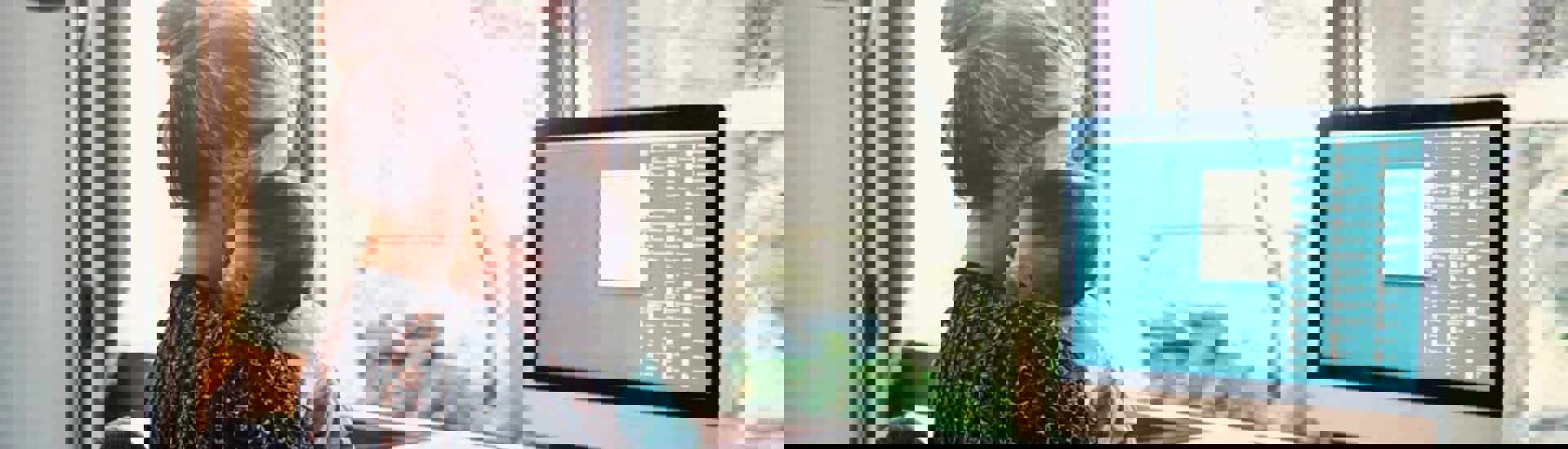 Mama met baby probeert werk en gezin te combineren