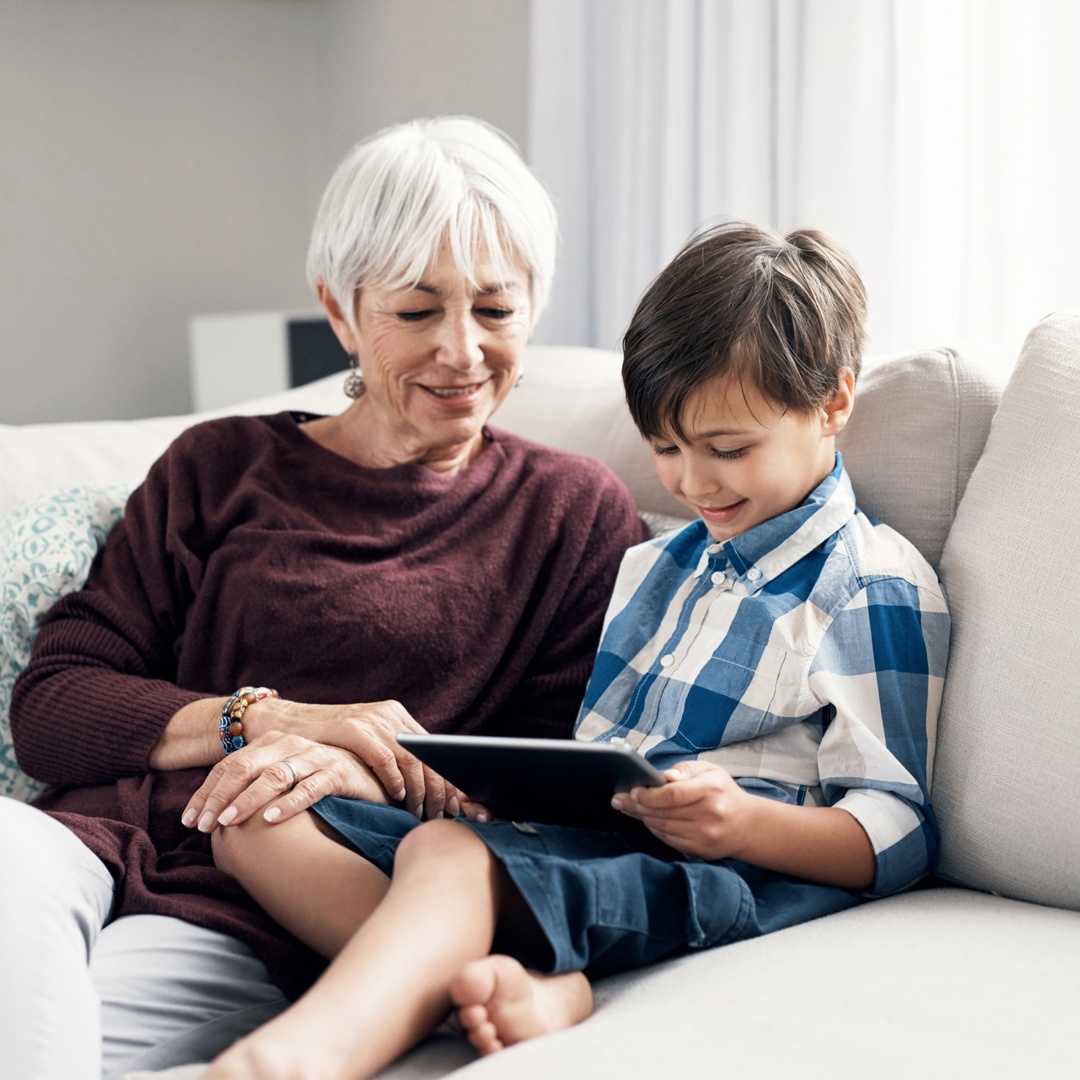 Grootmoeder en kleinkind met tablet praten over het nieuws
