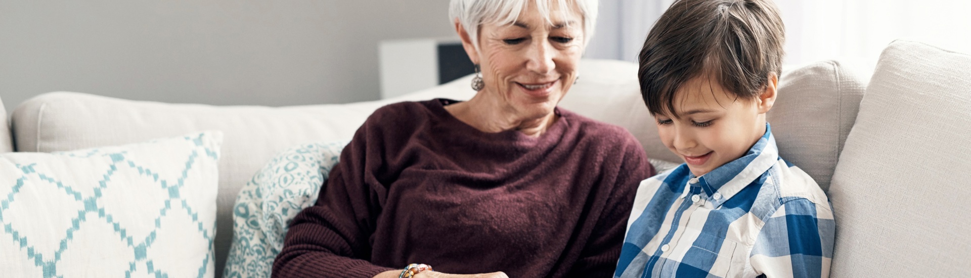 Grootmoeder en kleinkind met tablet praten over het nieuws