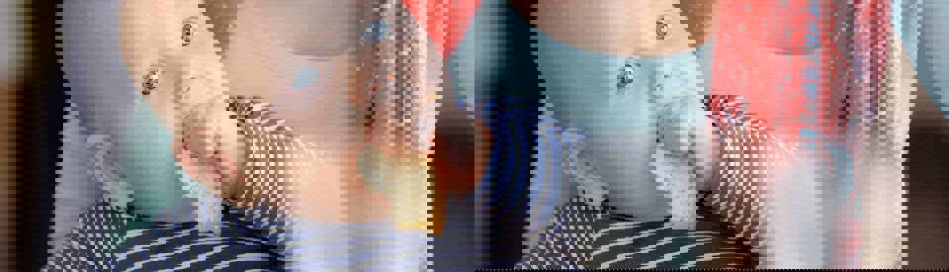 Baby eet voor het eerst brood