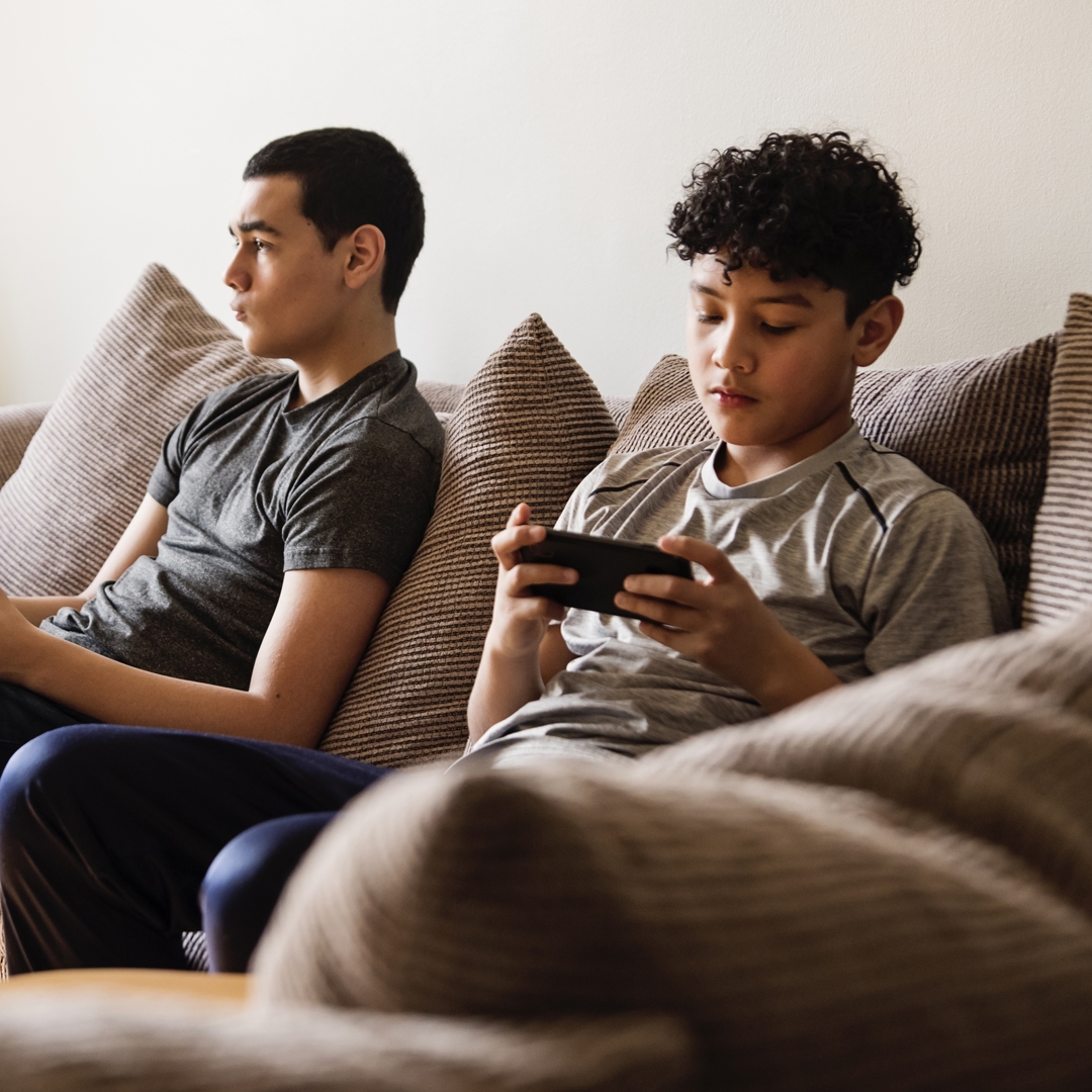 Twee Tieners Zetel Gamen Ongepast Gedrag Hoe Reageren Grootouder