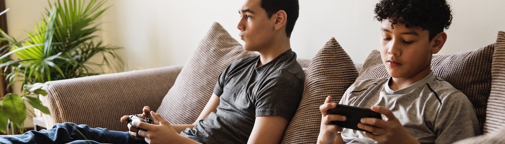 Twee Tieners Zetel Gamen Ongepast Gedrag Hoe Reageren Grootouder