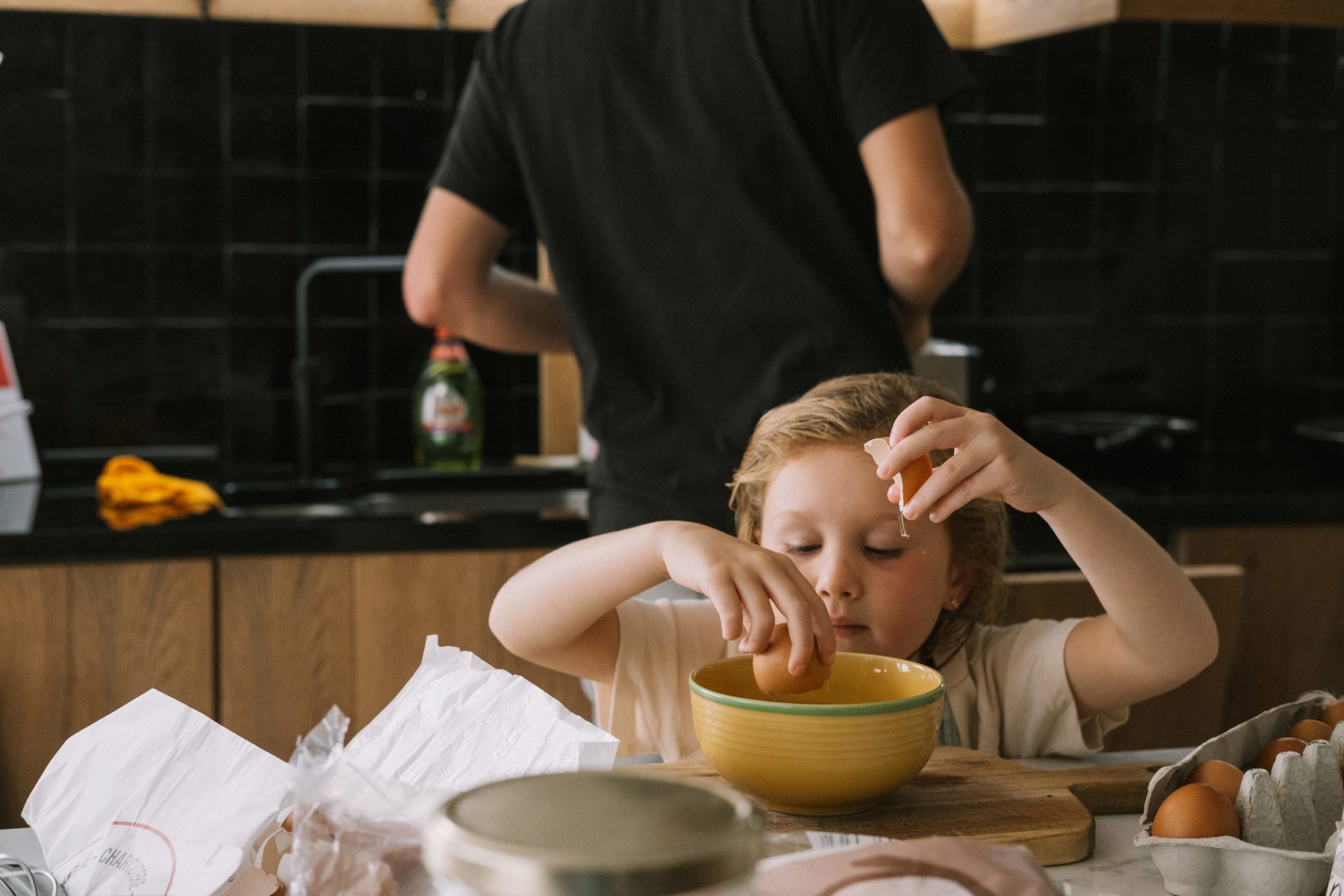 Zelf Foto's Maken Kind Helpt Mee Keuken Eitje Breken Fotograaf Ilke Goddemaer
