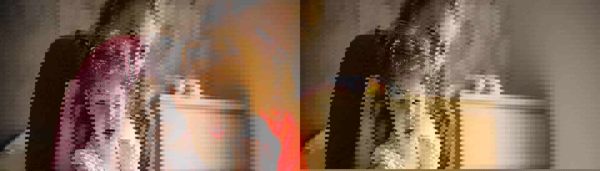 Mama en dochter lezen boekjes: Voorleesplezier