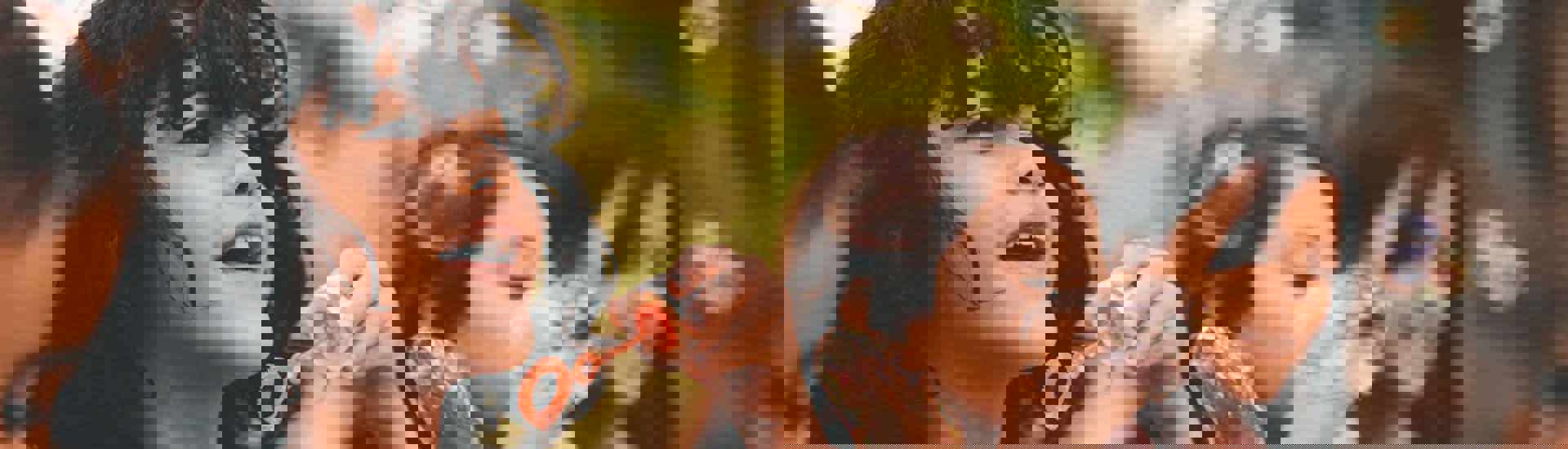 Kinderen spelen buiten en blazen zeepbellen