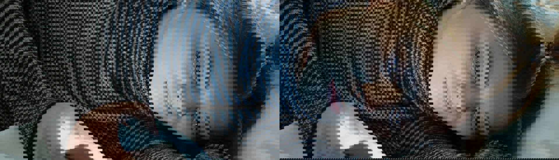 Tiener met smartphone in bed: Tieners en sociale media