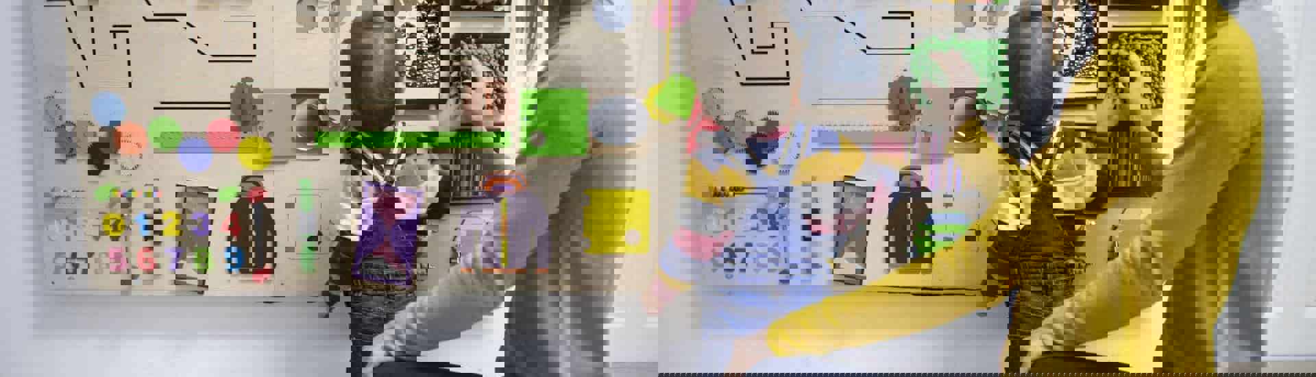 Peuter speelt met Sensorisch speelgoed