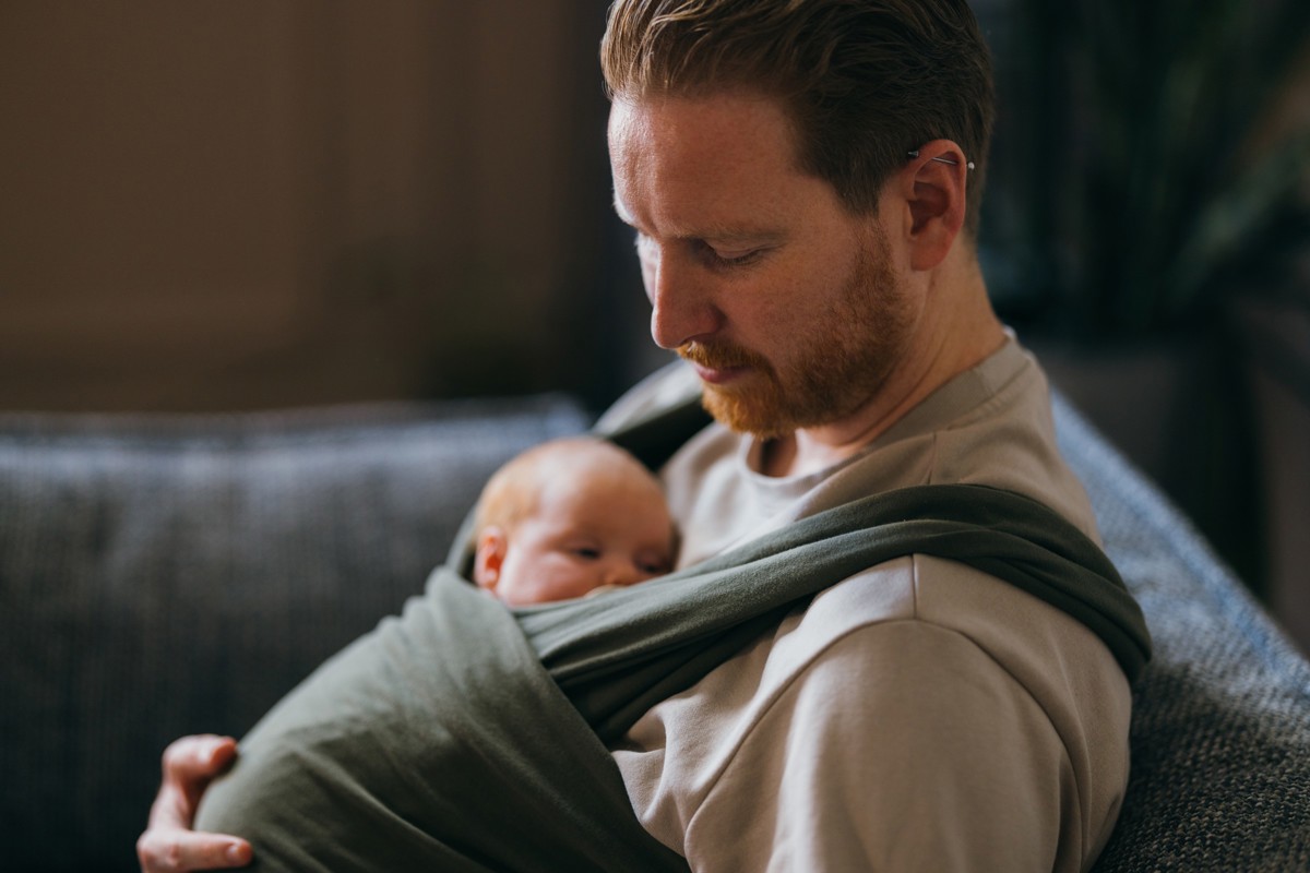 Papa draagt baby in draagdoek - is dat verwennen?