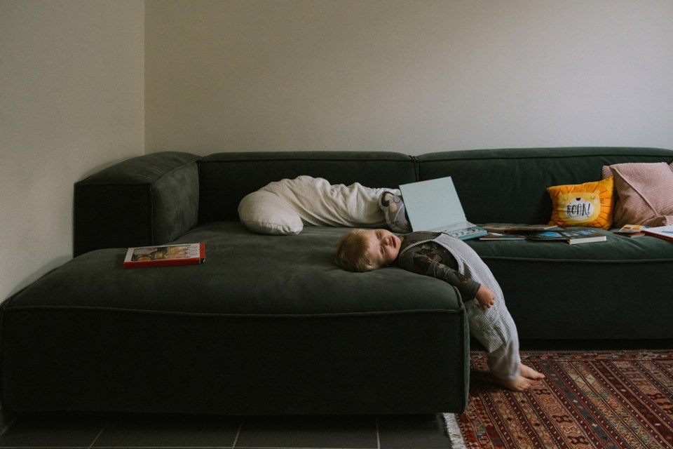 Zelf Foto's Maken Peuter Hangt In Zetel Fotograaf Ilke Goddemaer