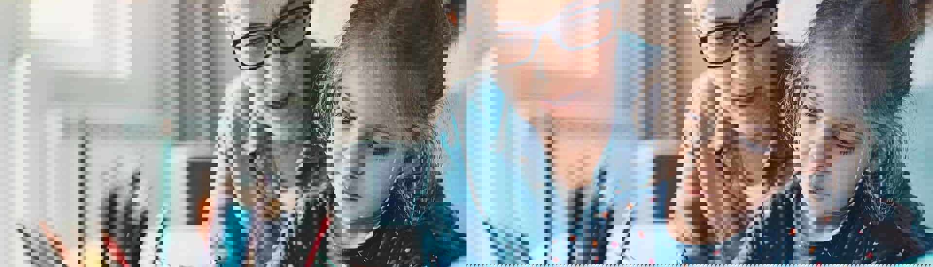 Grootmoeder en kleindochter tekenen: Na jaren verbroken contact de kleinkinderen terugzien