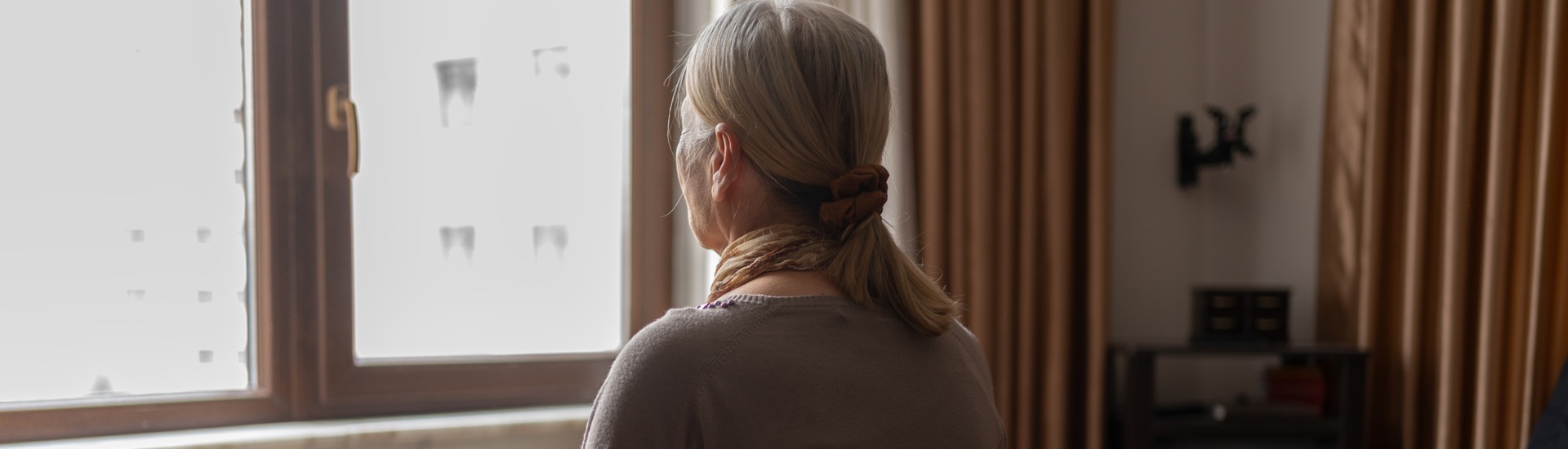 Vrouw Kijkt Door Raam Eenzaamheid Bij Grootouders