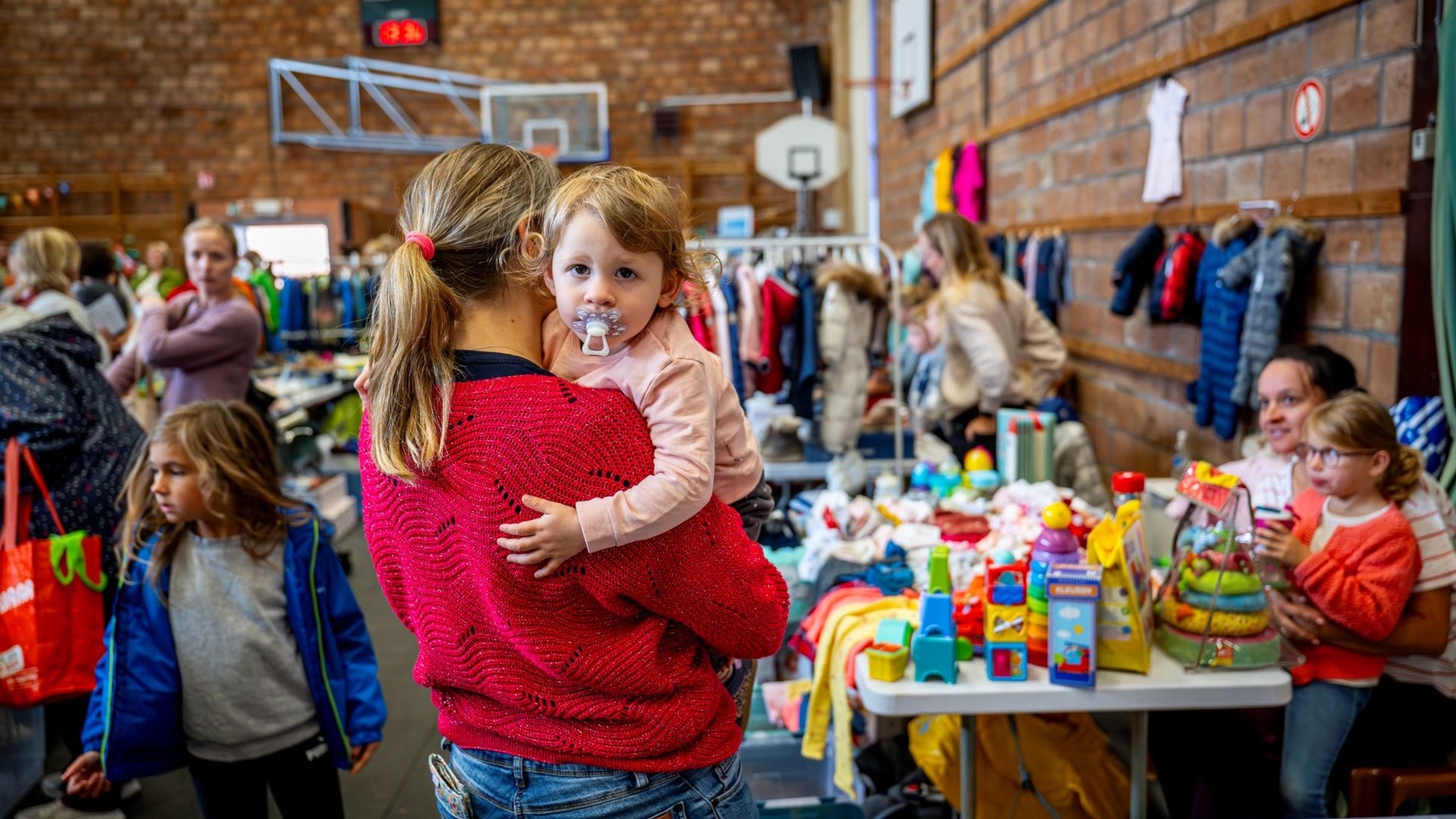 Tweedehandsbeurs 2HB Mama Peuter Schoolkind Jan Crab