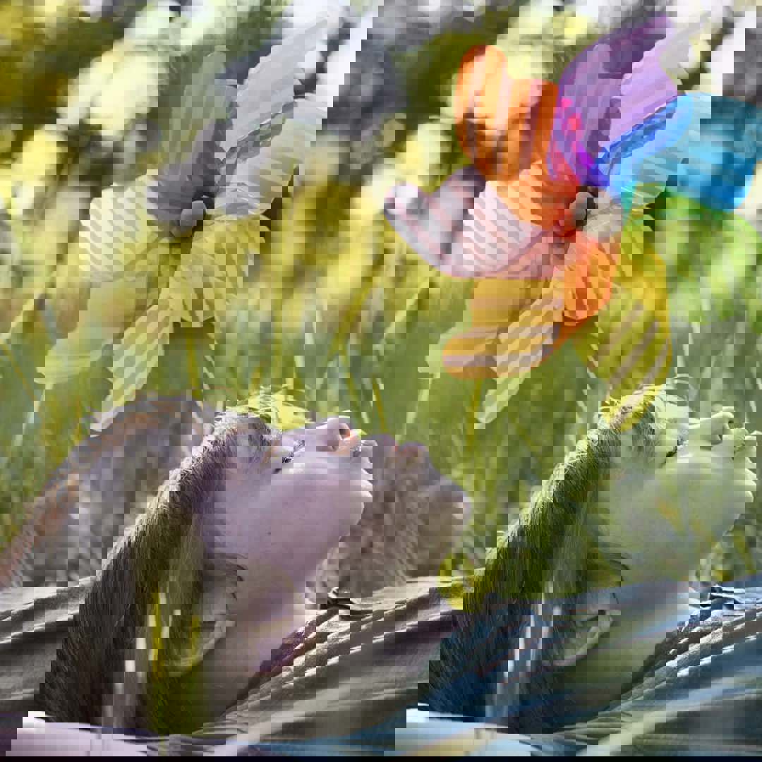 Meisje met windmolentje: onze luchtkwaliteit is onvoldoende