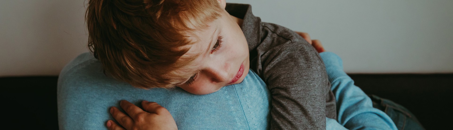 Kind met angststoornis knuffelend met ouder