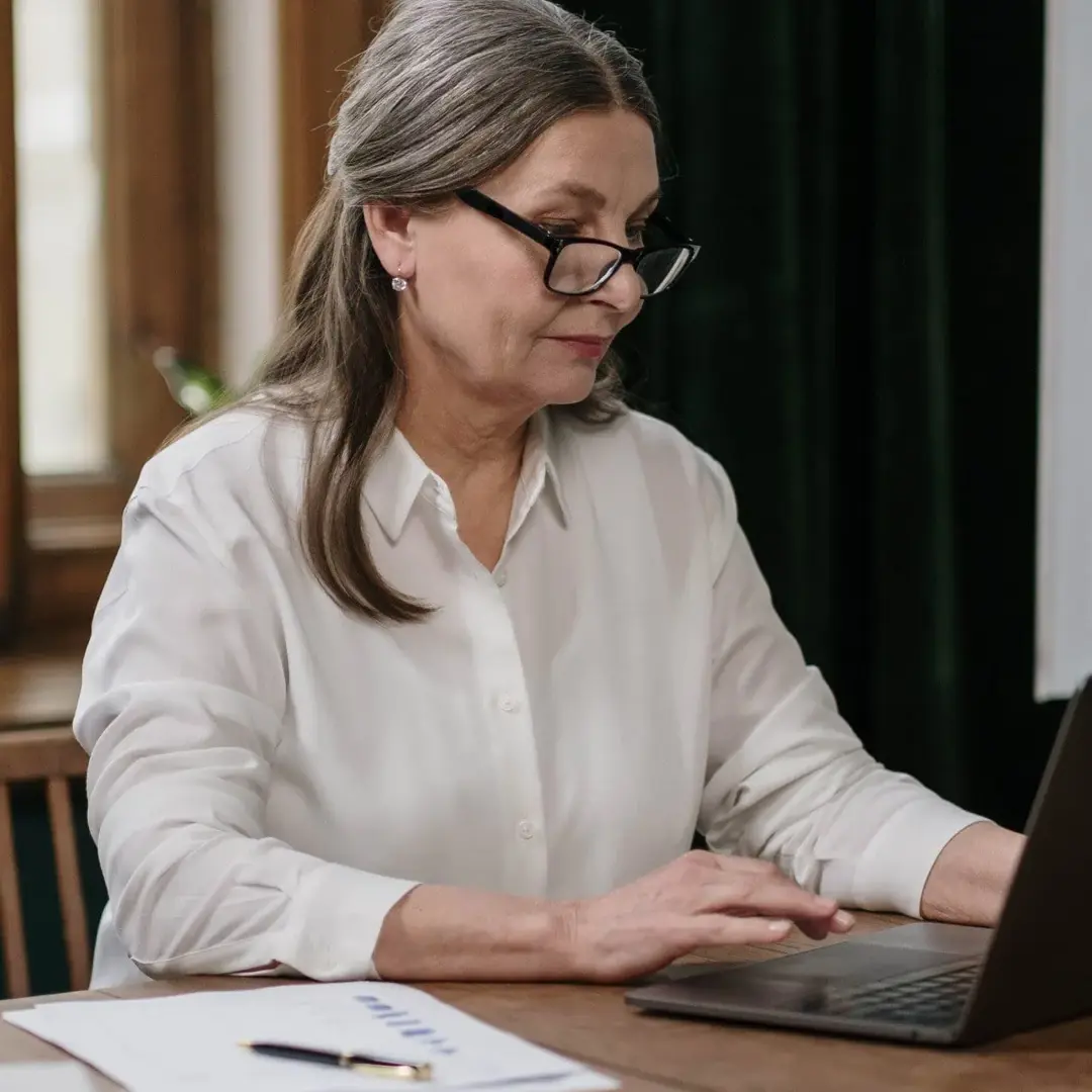 Oudere vrouw met laptop wat is schenking of cadeau