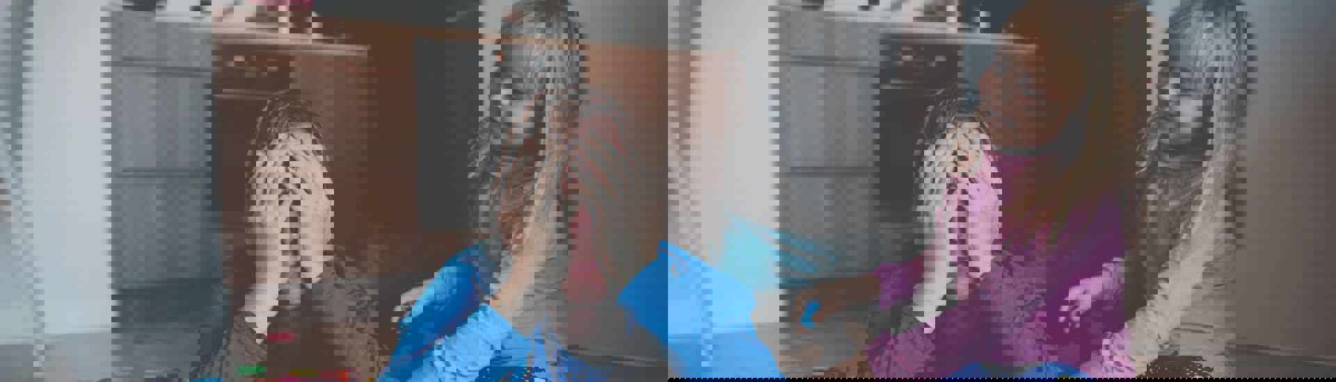 Kind met ADHD speelt samen met papa